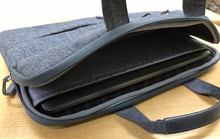 内部の収納はPC以外にもPC周りのオプションにも対応しているので大体入ります。