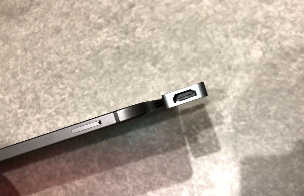 iPad Proで充電＋イヤホンの同時利用ができる神ガジェット②：実際に装着してみた「薄さについて」